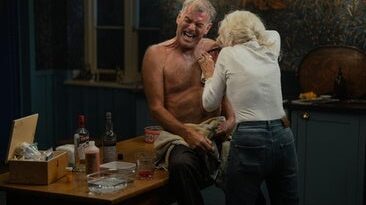 Acaba de llegar a SkyShowtime y está arrasando: un thriller sobre mafiosos protagonizado por Pierce Brosnan y Tom Hardy