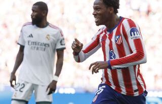 El Atlético apunta a José Mourinho tras la polémica del derbi: “Stop acoso arbitral ya” El Atlético apunta a José Mourinho tras la polémica del derbi: “Stop acoso arbitral ya”