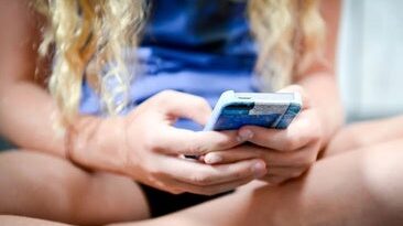 Los menores pasan casi 4 horas al día pegados a las pantallas Los menores pasan casi 4 horas al día pegados a las pantallas