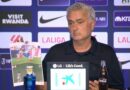 Mourinho, con fotografías en mano tras el derbi: “¿Ganar La Liga? Si nos dejan competir en igualdad de condiciones…” Mourinho, con fotografías en mano tras el derbi: “¿Ganar La Liga? Si nos dejan competir en igualdad de condiciones…”
