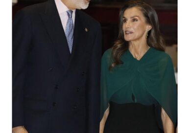 De la blusa de H&M de la Reina Letizia, al traje satinado de Doña Leonor: sus looks en el concierto de los Premios Princesa de Asturias De la blusa de H&M de la Reina Letizia, al traje satinado de Doña Leonor: sus looks en el concierto de los Premios Princesa de Asturias