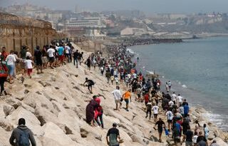 El vídeo del día de la invasión que acredita que gendarmes marroquíes guiaron a los inmigrantes hacia Ceuta