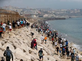 El vídeo del día de la invasión que acredita que gendarmes marroquíes guiaron a los inmigrantes hacia Ceuta El vídeo del día de la invasión que acredita que gendarmes marroquíes guiaron a los inmigrantes hacia Ceuta