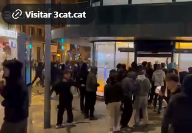 Grupos de encapuchados causan destrozos en Barcelona emulando los disturbios de París