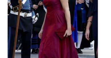 La Princesa Leonor deslumbra en los Premios Princesa de Asturias con un vestido tornasolado y pendientes de la Reina Sofía