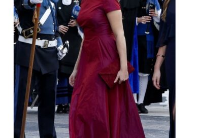 La Princesa Leonor deslumbra en los Premios Princesa de Asturias con un vestido tornasolado y pendientes de la Reina Sofía La Princesa Leonor deslumbra en los Premios Princesa de Asturias con un vestido tornasolado y pendientes de la Reina Sofía