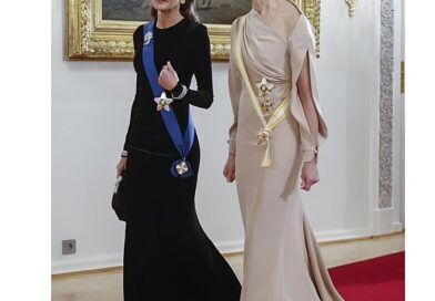 La Reina Letizia recicla un vestido de Varela y luce joyas históricas en la cena de gala de Finlandia La Reina Letizia recicla un vestido de Varela y luce joyas históricas en la cena de gala de Finlandia